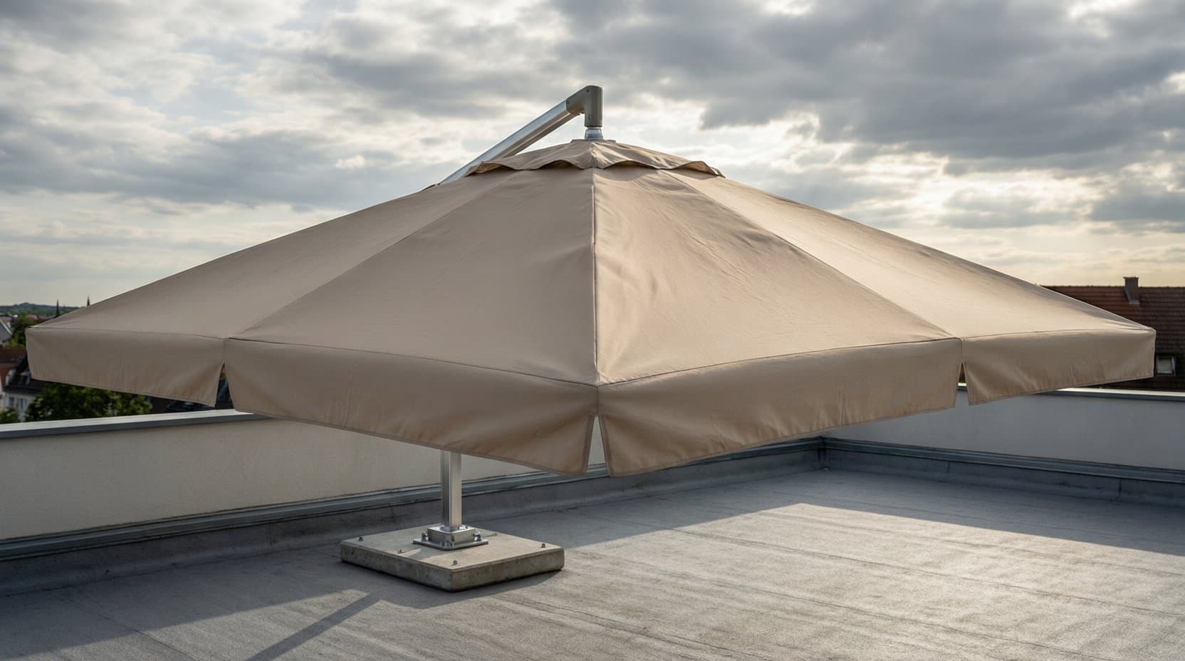 Sonnenschirm auf einer exponierten Dachterrasse, Tuch unter Windspannung